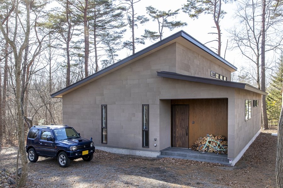 森と空に包まれる家